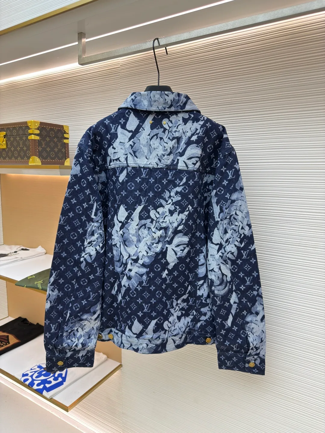 LOUIS VUITTON seagrass white and blue all-over printed denim jacket ●Authentic product: Purchased and developed by 18644 ●Item number: 1680542-D15 ●Fabric: blue denim denim fabric ●Technology: jacquard production ●Version: fitted version ●Weight: about 1130g ●Size: 46-48-50-52 ●Description: The fabric is made of blue denim twill custom-woven denim. Scan the basic artwork for front and rear panel printing The film master creates a visual effect that has no color difference with the original. After the pattern design is completed, foreign advanced penetration technology is combined with digital direct-jet printing. Color matching and inkjet printing. Alignment of ready-made garments and floral materials. The splicing positions are completely aligned. The hem, sleeves, neckline and other positions. Customized hardware accessories. It can be matched with the same style to create a fashionable look and control various occasions. Customized accessories, three complete standards, the same style for men and women!